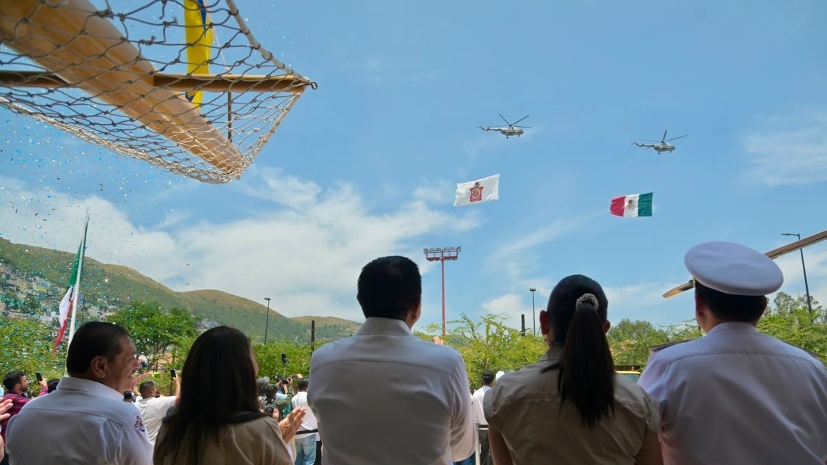 Salomón Jara y comitiva observan una exhibición de aeronaves de la Marina