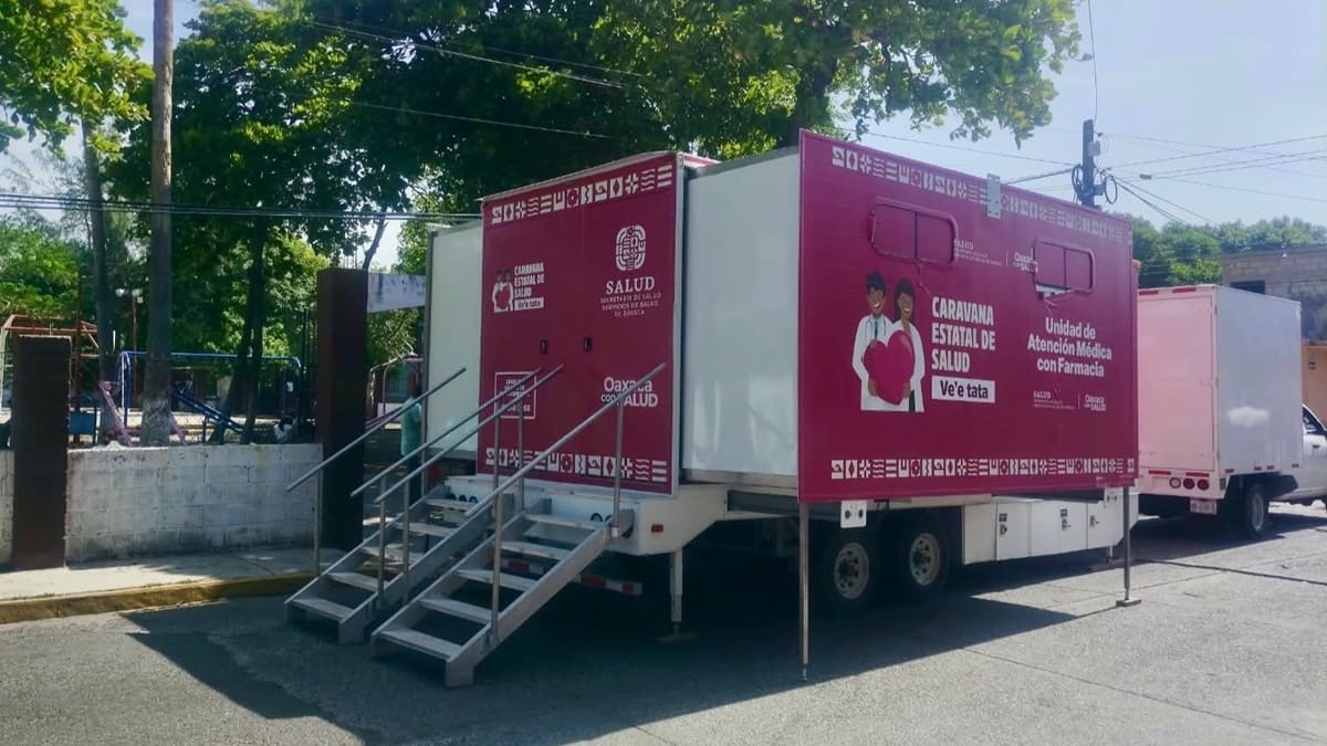Unidad Especializada de Salud Ve´e Tata en Oaxaca estacionada en un patio