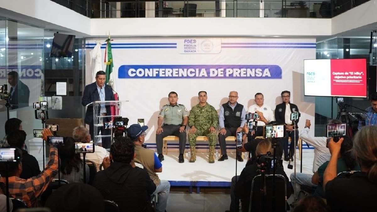 Bernardo Rodríguez Alamilla, titular de la FGEO, en una conferencia de prensa acompañado por otras personas junto a un monitor