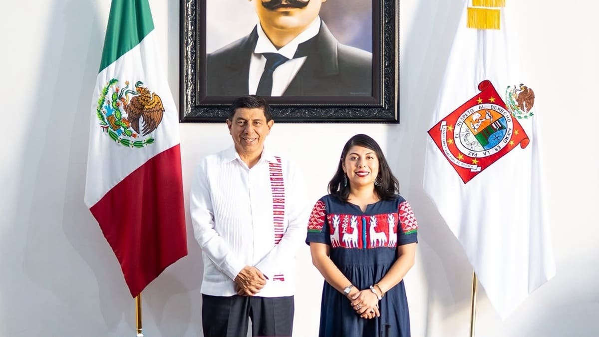 Salomón Jara Cruz y Anahí Pérez Sarmiento en Palacio de Gobierno de Oaxaca