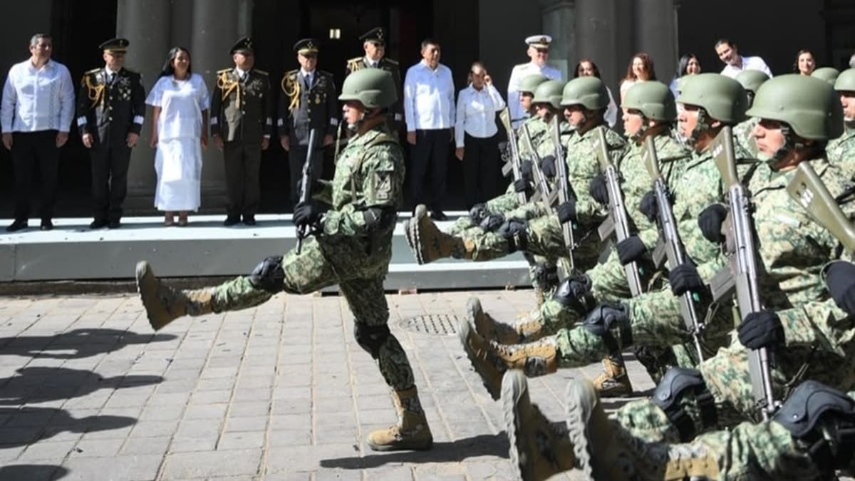 Contingente militar desfilando frente a Palacio de Gobierno en Oaxaca