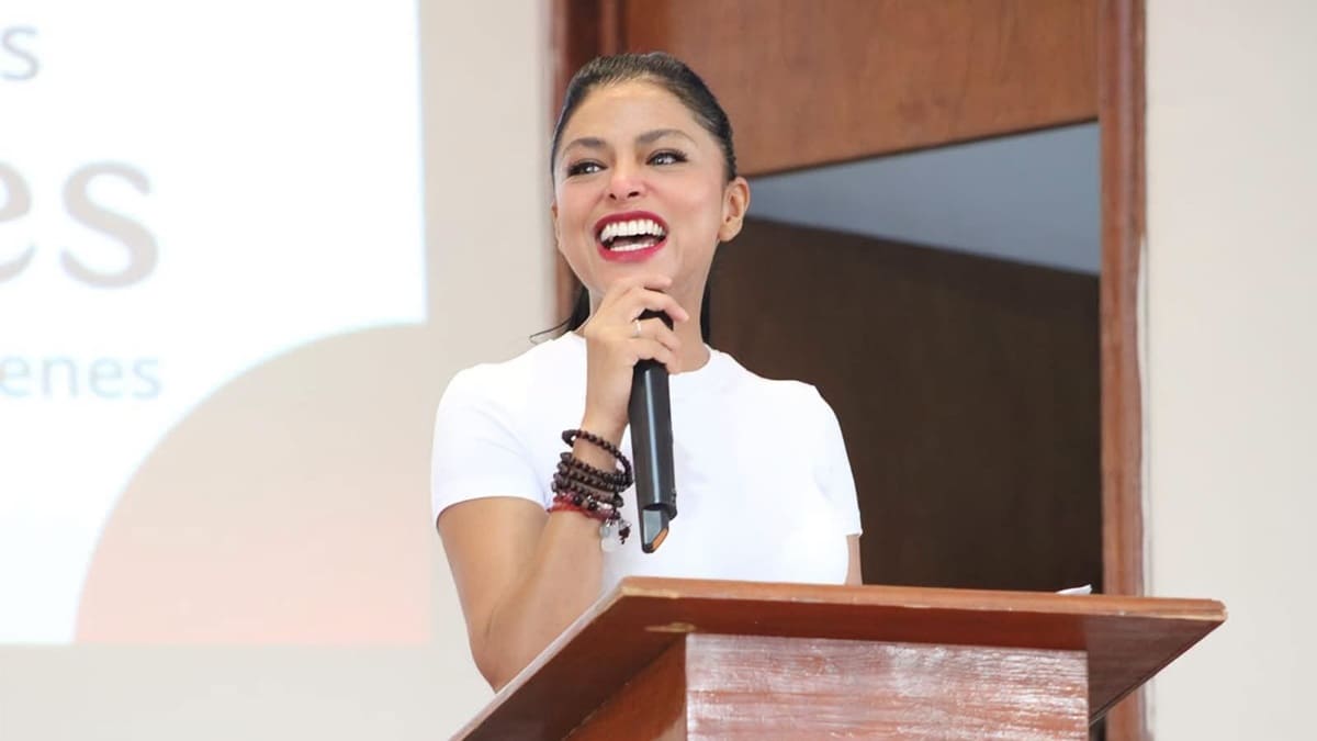 Fernanda Chávez, de blanco, en conferencia de prensa