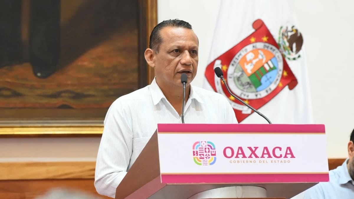 Francisco Vásquez en conferencia de prensa en Palacio de Gobierno de Oaxaca