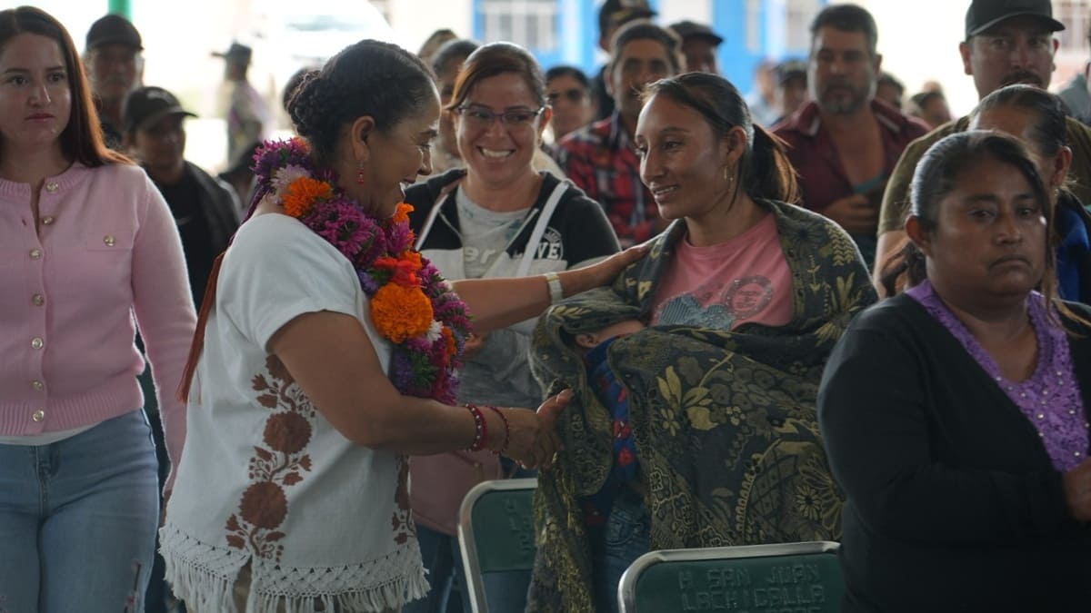 Irma Bolaños entrega bolsas con productos diferentes a mujeres reunidas en un auditorio