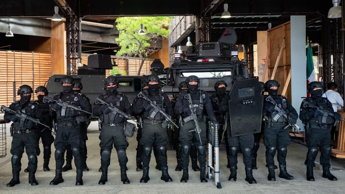 Con uniforme negro, con cascos y armas largas, elementos de la nueva fuerza del orden presentada por Salomón Jara