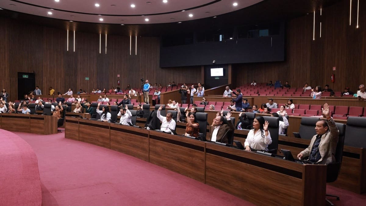 Diputados de Oaxaca en sesión y con las manos levantadas en una votación