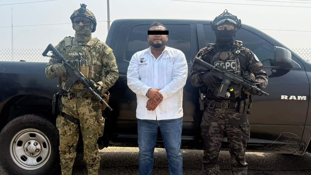Miguel Sánchez Altamirano esposado y custodiado