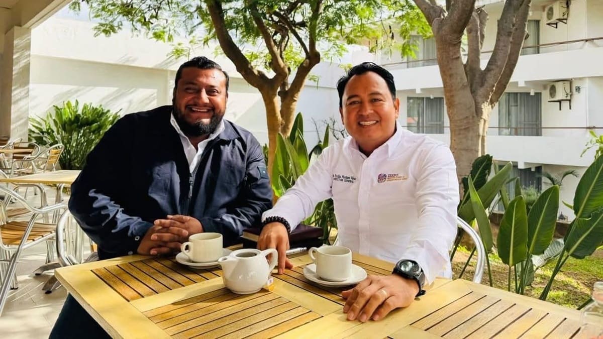 Miguel Sánchez y Emilio Montero sentados en una pesa y sonriendo a la cámara