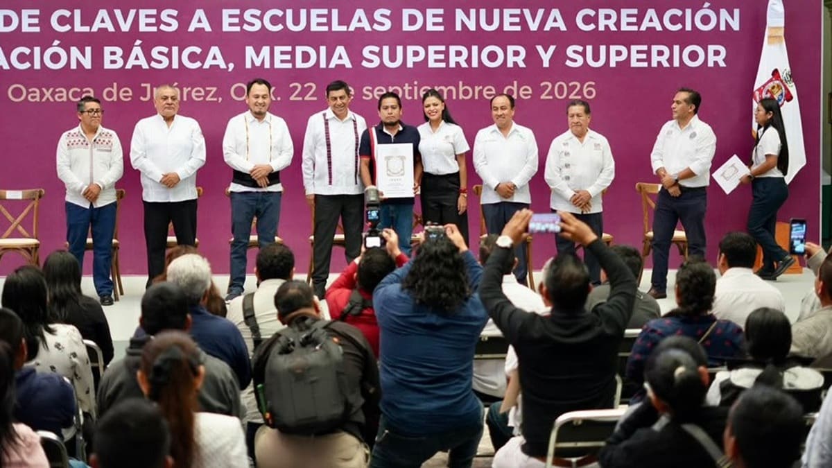 El gobernador Salomón Jara en un templete con funcionarios de escuelas de la entidad