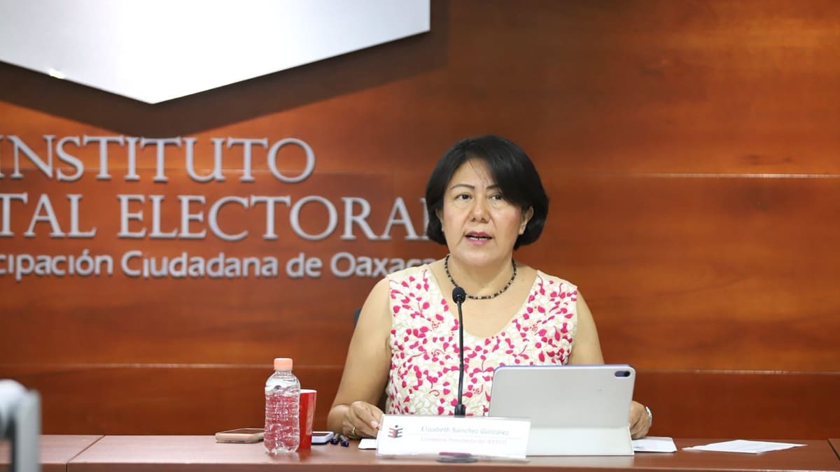 Elizabeth Sánchez, titular del IEEPCO de Oaxaca en una conferencia de prensa