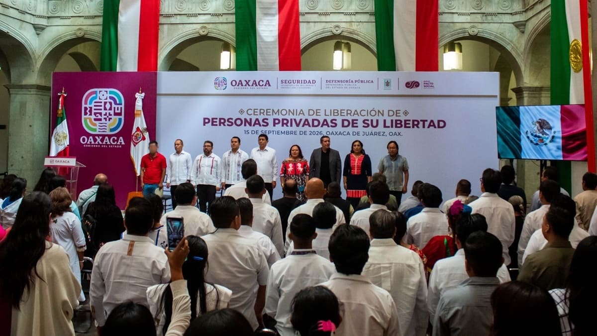 Evento público con presencia de funcionarios estatales y personas privadas de su libertad que recibieron su carta de liberación en Oaxaca 
