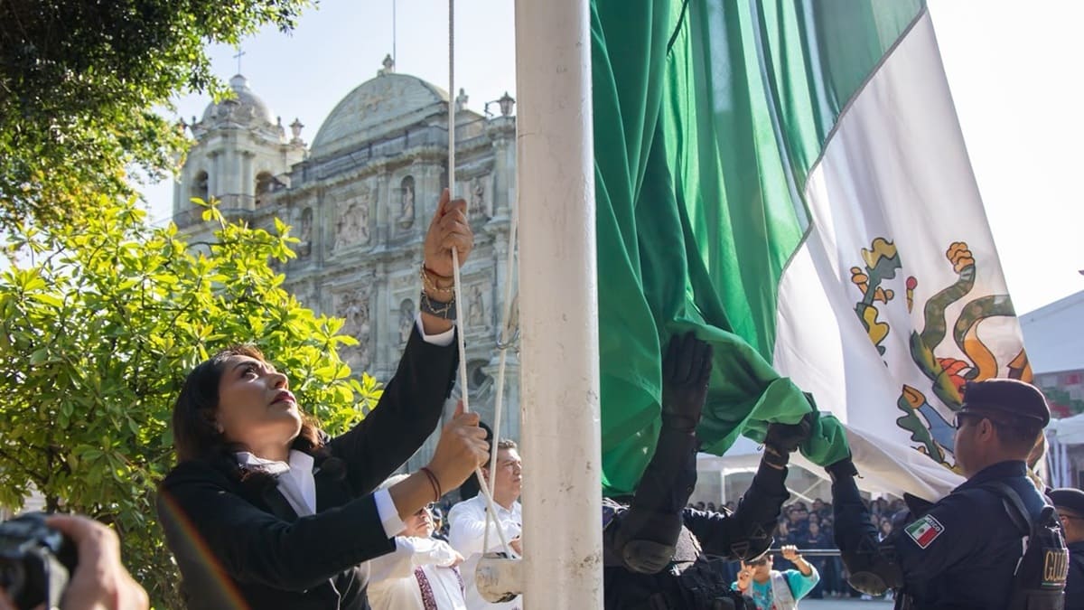 Titular de Semovi en Oaxaca realiza el izamiento de la bandera mexicana