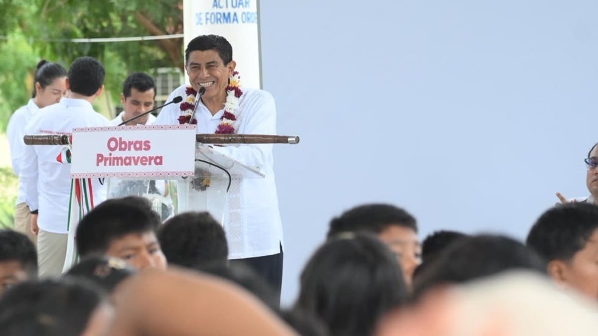Salomón Jara dirige un mensaje a jóvenes estudiantes en un auditorio