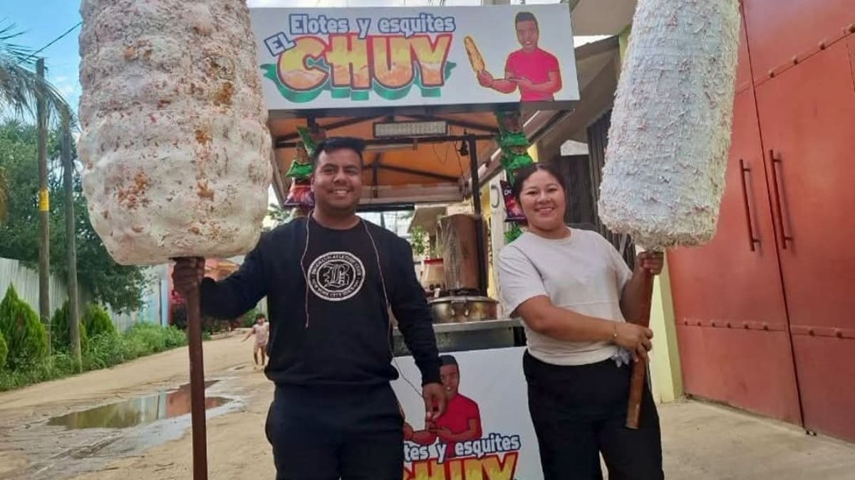 Jesús y Rosalba posando junto a su negocio semifijo de elotes