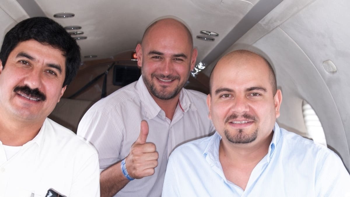 El político oaxaqueño Memo Zavaleta en una avioneta junto a otras dos personas