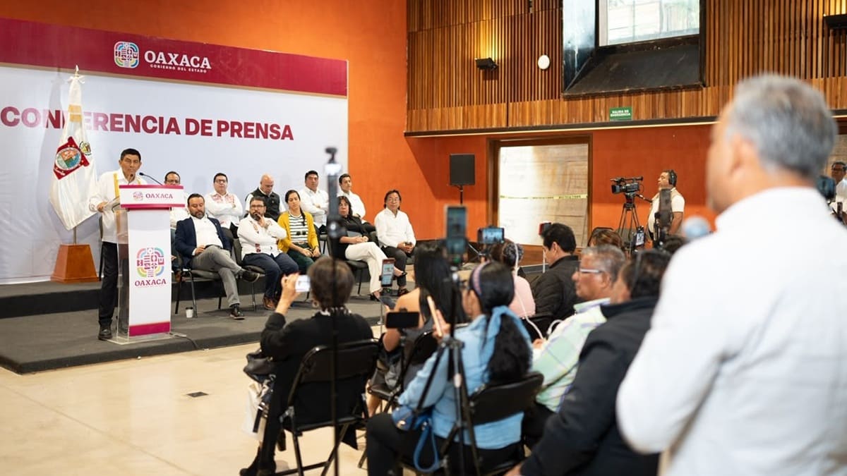 Salomón Jara habla en conferencia de prensa frente a decenas de reporteros