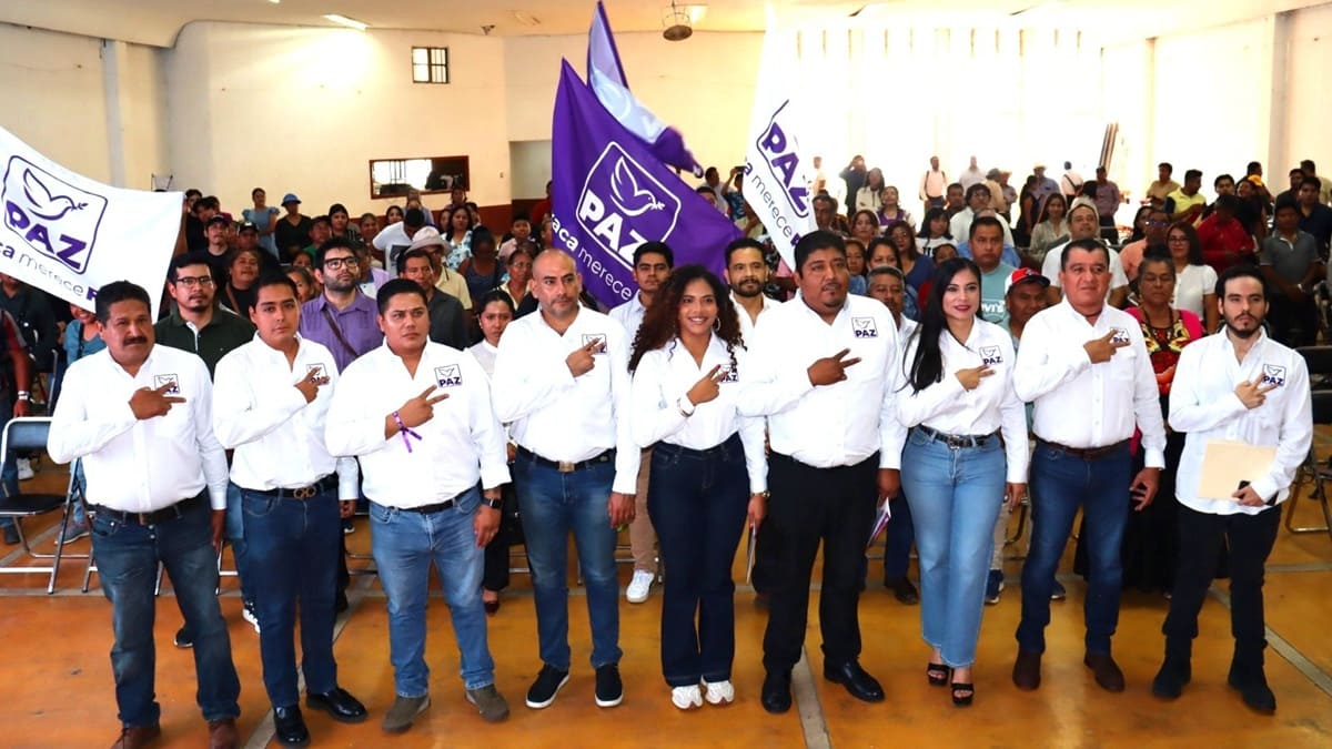 Integrantes del Comité Estatal de PAZ en Oaxaca, entre cientos de asistentes en el salmón CTM de la capital oaxaqueña