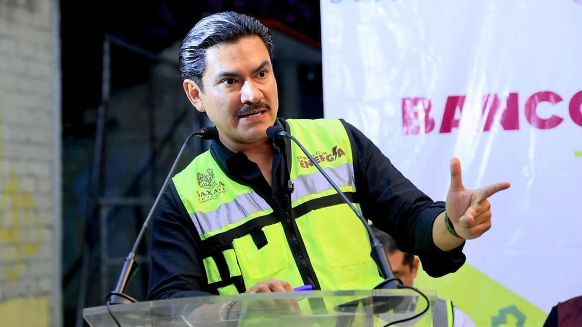 Ray Chagoya con chaleco verde en una conferencia de prensa