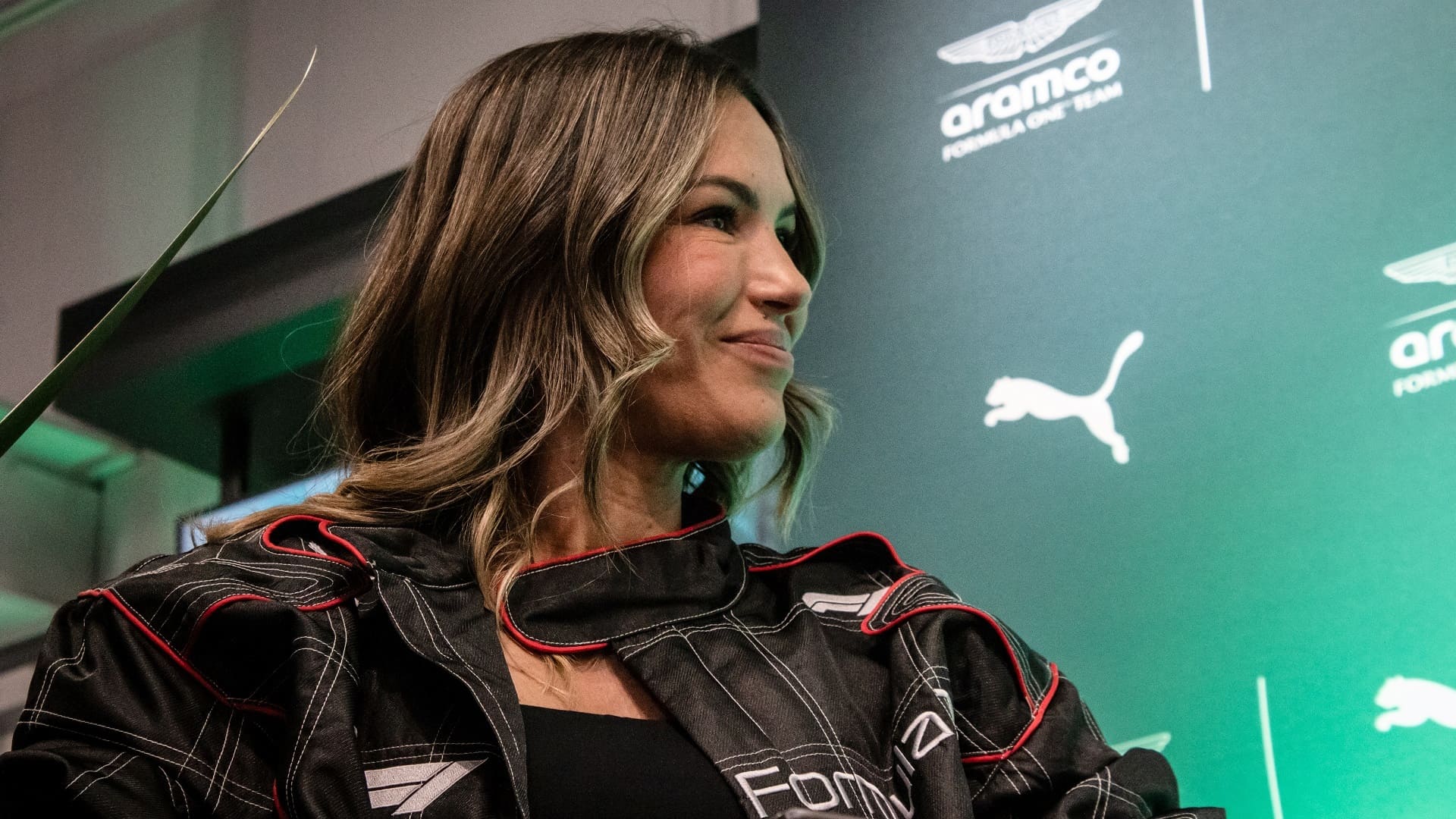 PUMA y Aston Martin presentan “She leads the way”