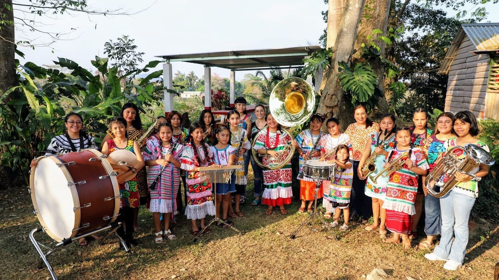Banda Filarmónica Comunitaria de Soyaltepec recibe instrumentos musicales