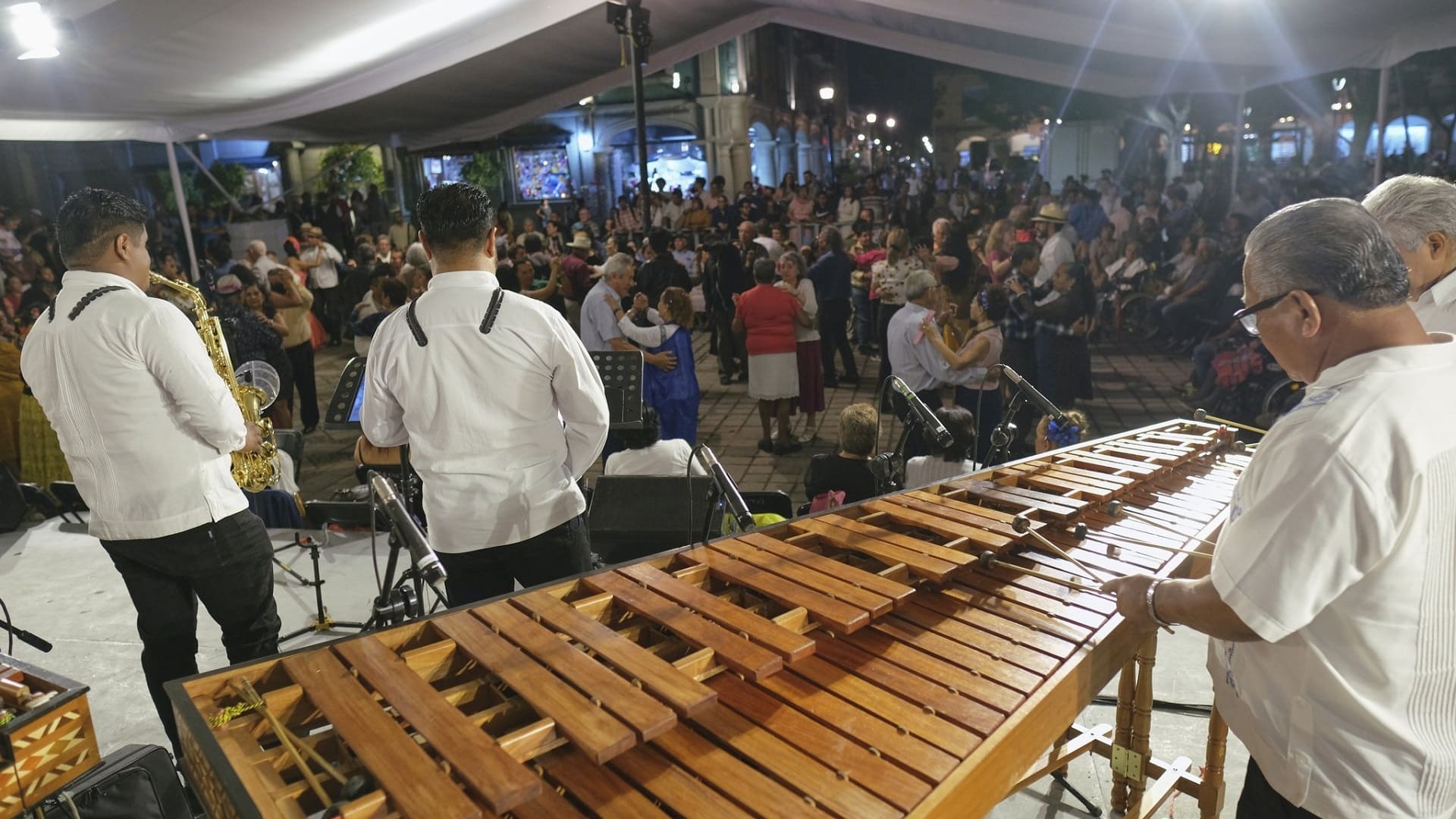Con marimba y danzón, oaxaqueños viven una velada inolvidable en la capital