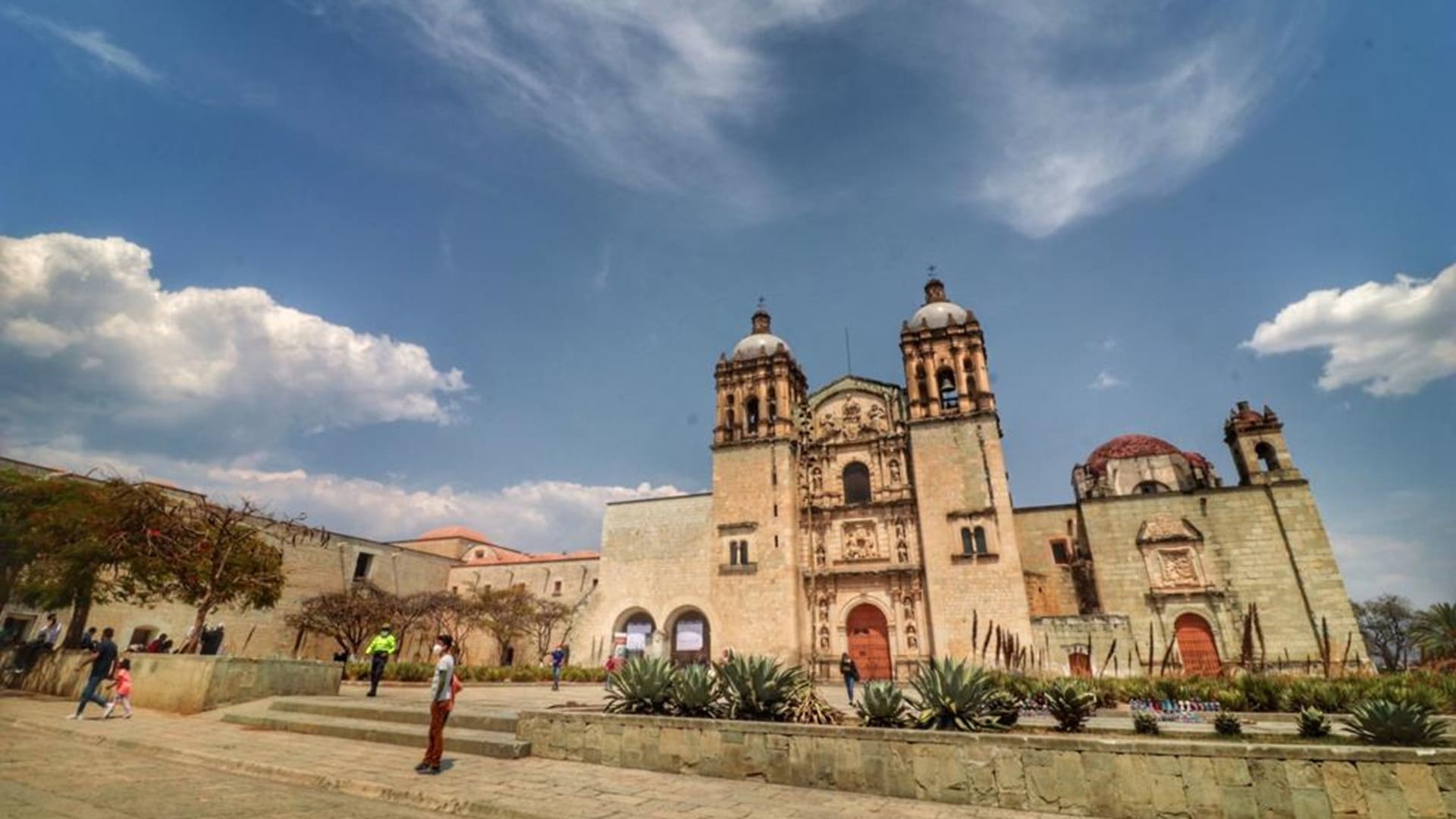 Con “Oaxaca brilla” el exconvento de Santo Domingo de Guzmán mejorar su iluminación exterior Con “Oaxaca brilla” el exconvento de Santo Domingo de Guzmán mejorar su iluminación exterior