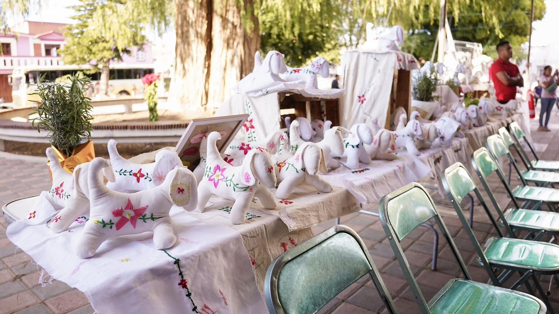 Niños de Sebastián Tutla participan en taller de bordado tradicional para preservar su riqueza cultural