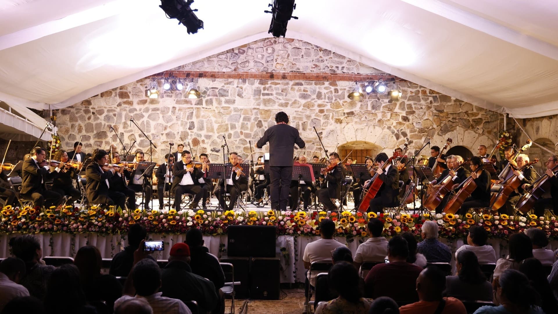 La Orquesta Sinfónica de Oaxaca rinde homenaje al centenario del natalicio de Rodolfo Morales con concierto magistral ante un emotivo público