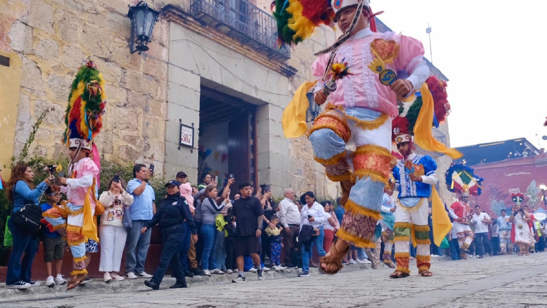Fulgor, música y colorido en el arranque en el primer Convite de la Guelaguetza 2025 Fulgor, música y colorido en el arranque en el primer Convite de la Guelaguetza 2025
