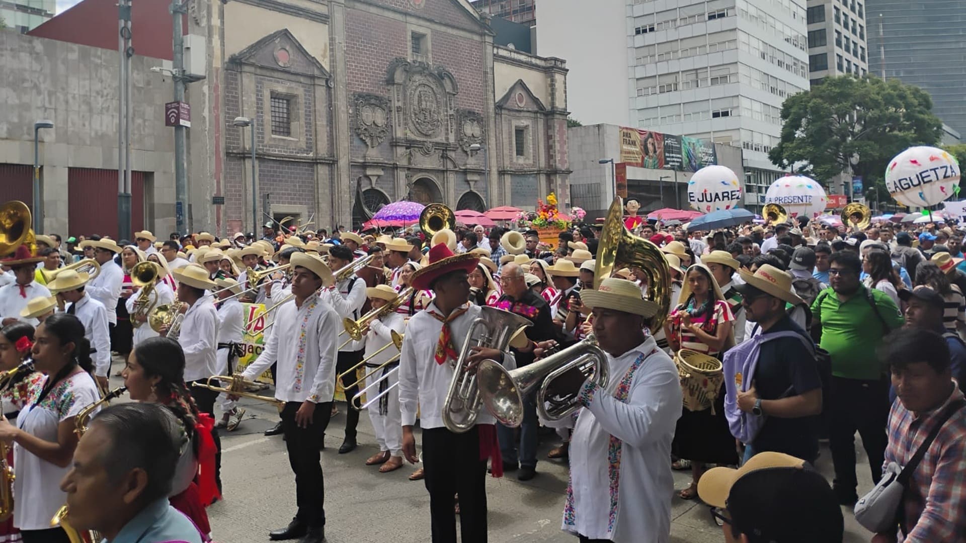 Con su calenda Oaxaca inunda la Ciudad de México de alegría Con su calenda Oaxaca inunda la Ciudad de México de alegría