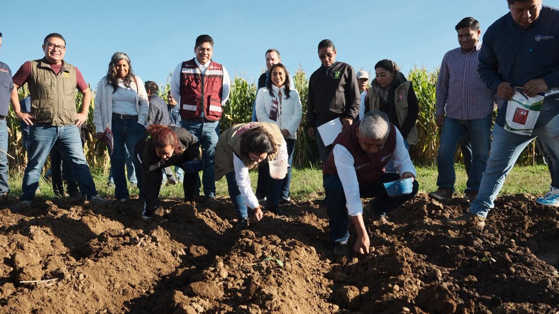 Inicia la preparación para la Noche de Rábanos 2025 con la siembra simbólica en El Tequio Inicia la preparación para la Noche de Rábanos 2025 con la siembra simbólica en El Tequio