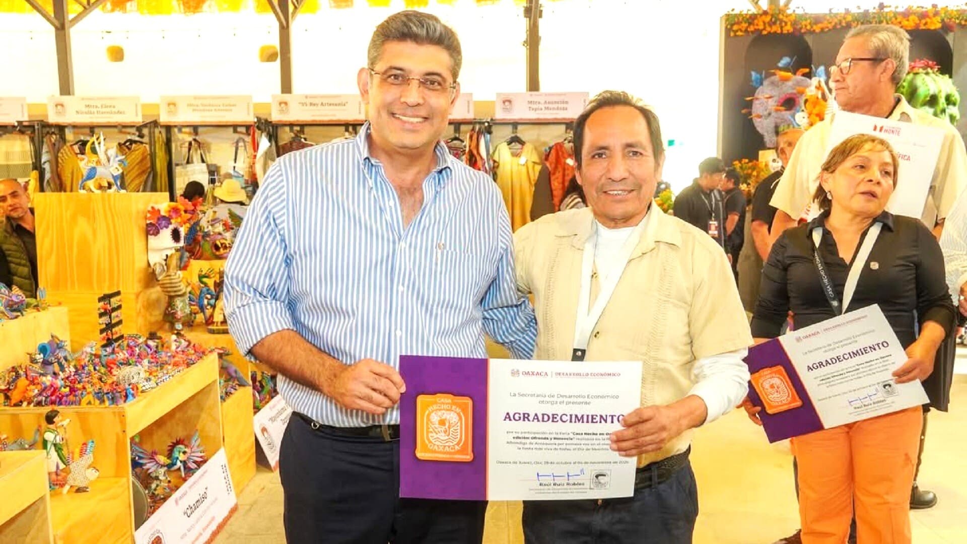 Raúl Ruiz reconoce el talento oaxaqueño con la entrega de 50 certificados “Hecho en Oaxaca” a productores locales Raúl Ruiz reconoce el talento oaxaqueño con la entrega de 50 certificados “Hecho en Oaxaca” a productores locales