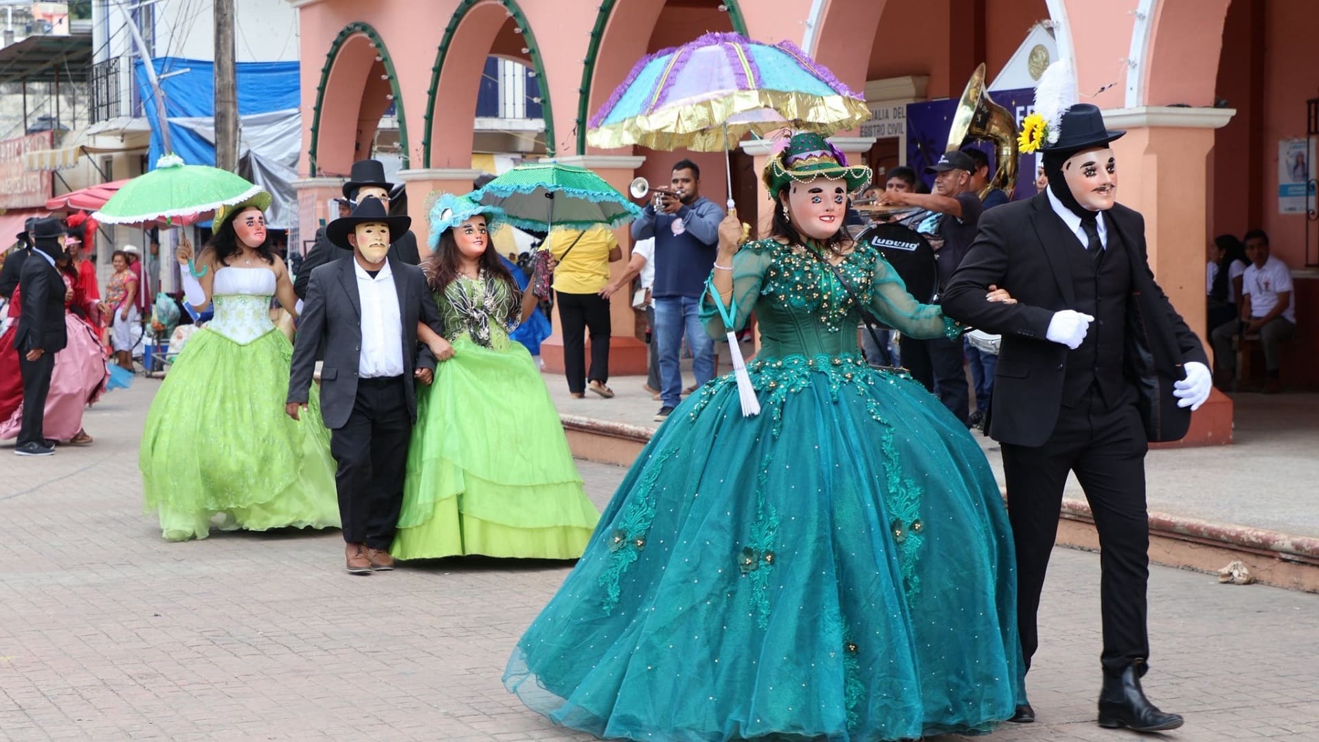 Putla Villa de Guerrero se llena de color con el tradicional Carrizazo de las Mascaritas