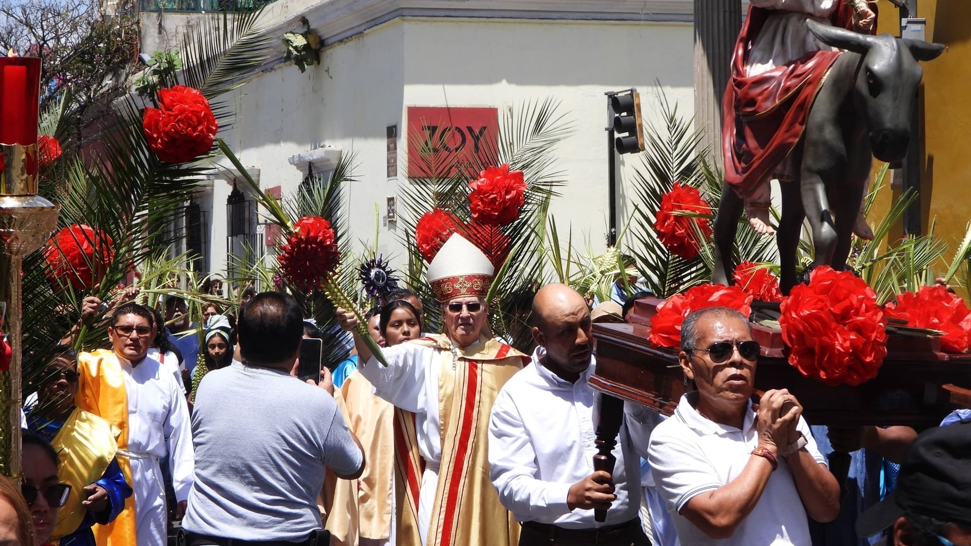 Pedro Vázquez Villalobos, arzobispo de Antequera Oaxaca, entre una multitud en la celebración del Domingo de Ramos.