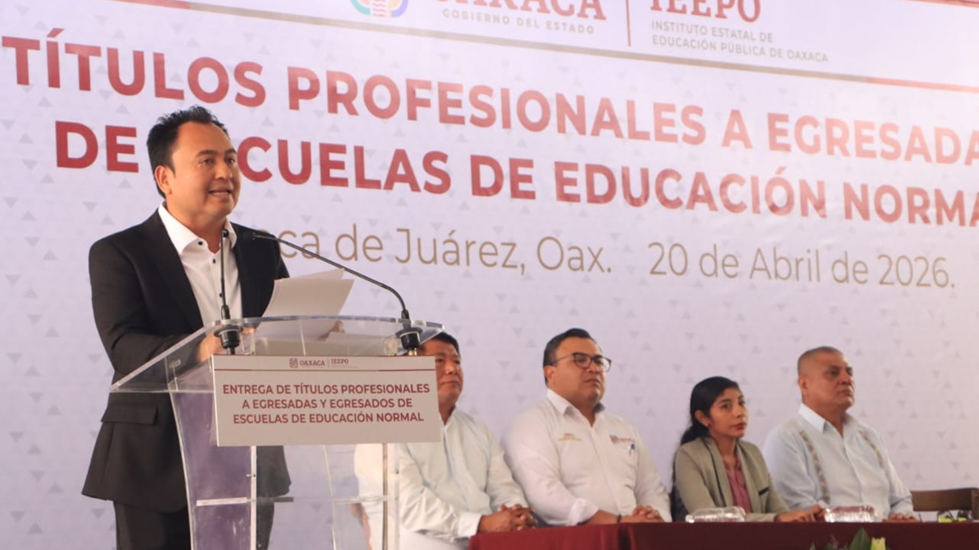 IEEPO entrega mil 342 títulos a egresados de Escuelas Normales; suman más de 6 mil certificaciones en Oaxaca