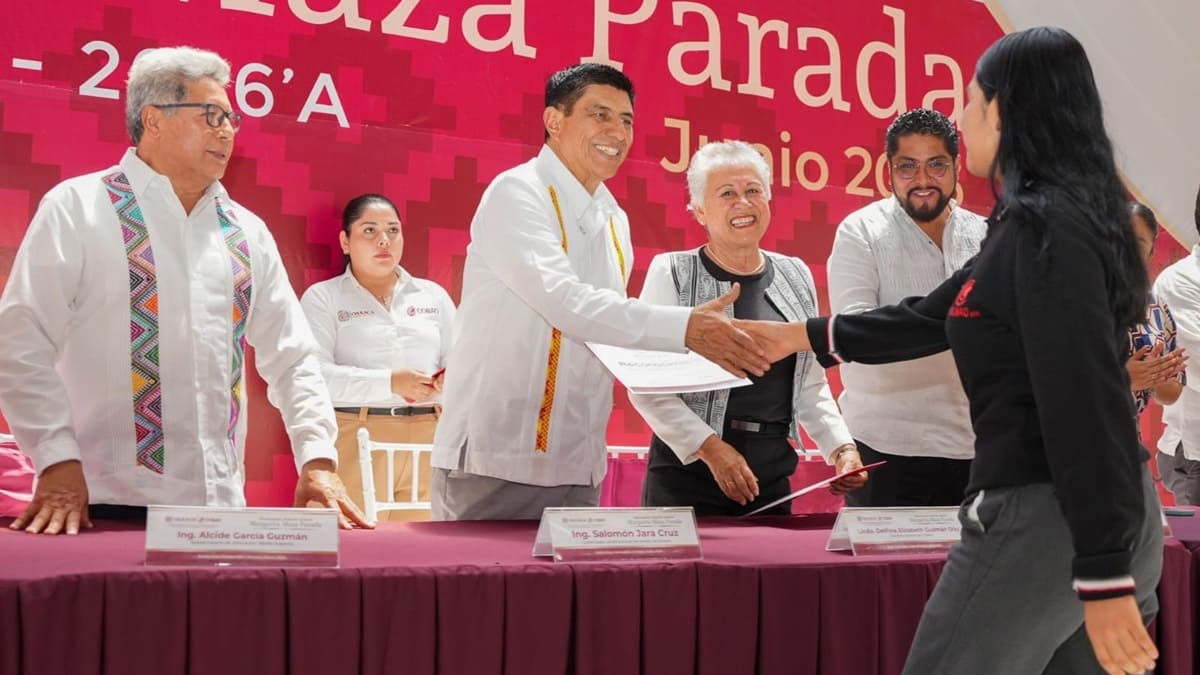 Oaxaca reconoce el esfuerzo de 120 jóvenes del Cobao con los mejores promedios Oaxaca reconoce el esfuerzo de 120 jóvenes del Cobao con los mejores promedios