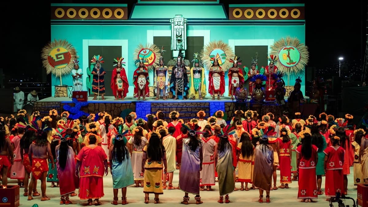 Danzantes con diferentes atuendos en el escenario del Bani Stui Gulal edición 2026