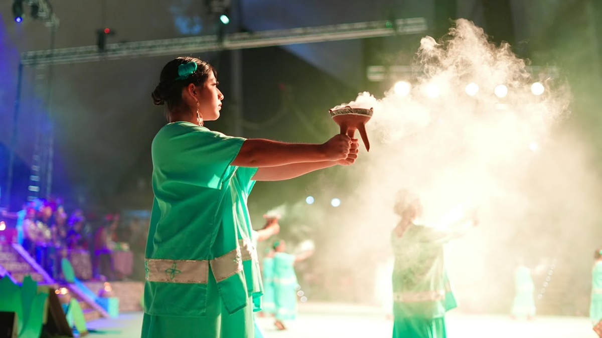 Artistas y danzantes en la representación del tradicional Bani Stui Gulal  de Oaxaca