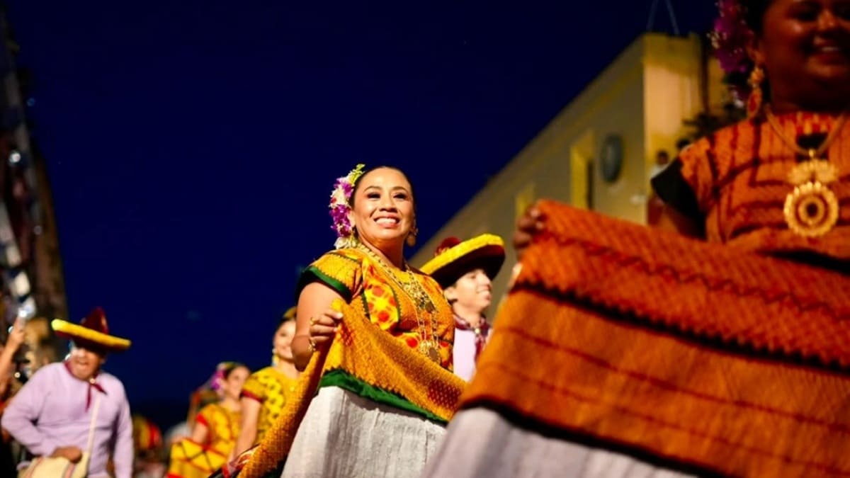 Varias mujeres istmeñas con tocado y vestidas con trajes típicos coloridos durante la Calenda de las Culturas 2026