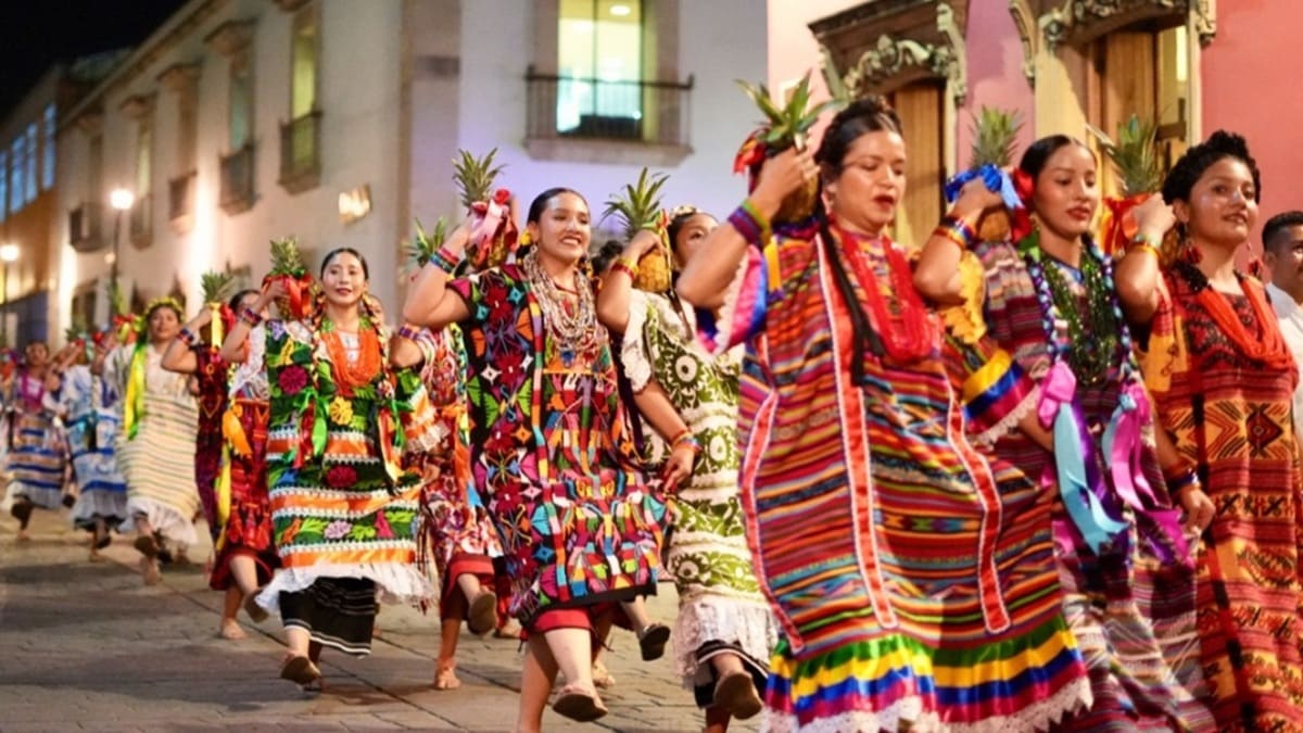 Danzante de la Flor de Piña, durante la Calenda en la ciudad de Oaxaca 