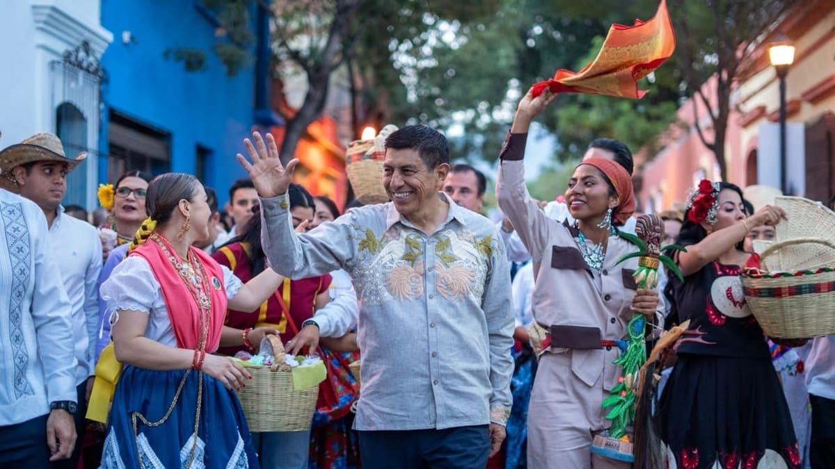 Danzante de la Flor de Piña, durante la Calenda en la ciudad de Oaxaca 