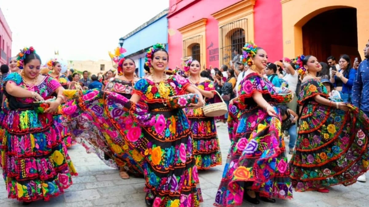 Danzantes chiapanecas realizan una presentación musical en una calle con gente observando 