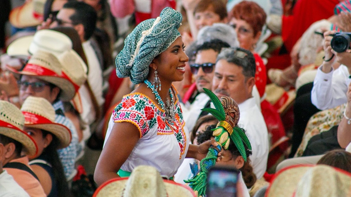 Enid Azucena Torres, la Diosa Centéotl 2026, camina en un pasillo del Auditorio Guelaguetza 