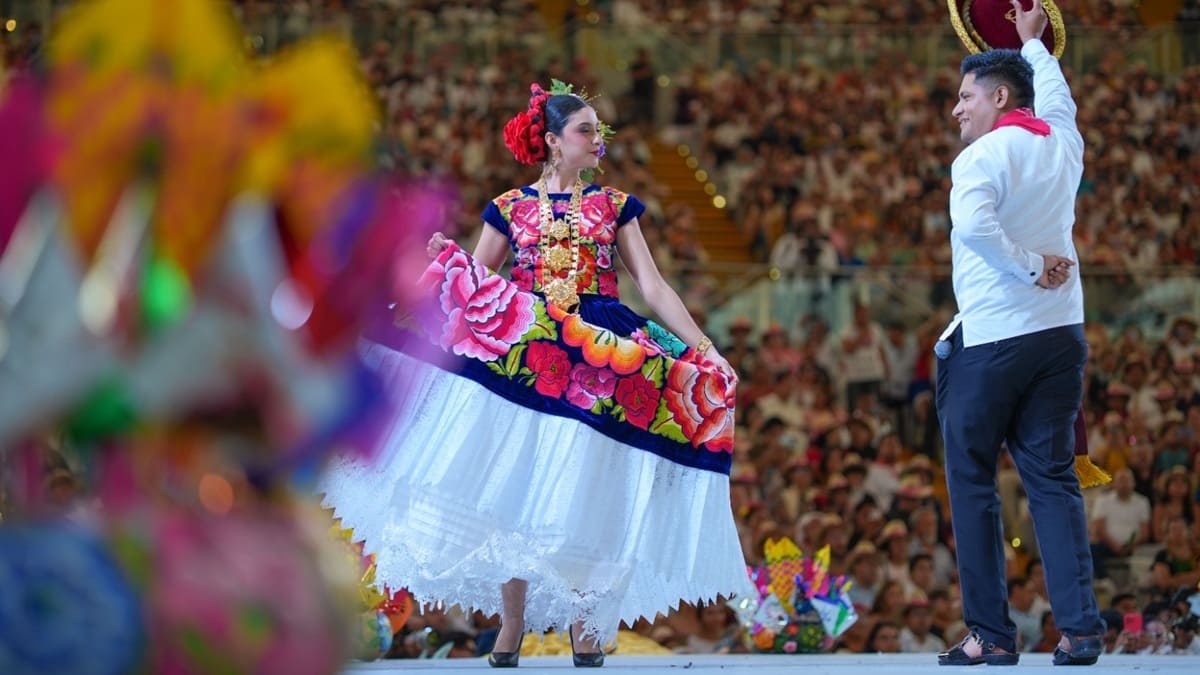 Pareja del Istmo baile con trajes tradicionales durante la Guelaguetza 2026