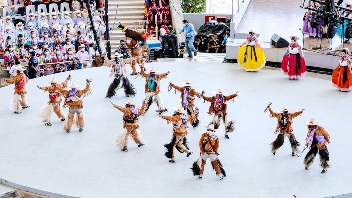 ¿En qué consiste la Guelaguetza? Tradiciones, danzas y significado de la máxima fiesta de Oaxaca ¿En qué consiste la Guelaguetza? Tradiciones, danzas y significado de la máxima fiesta de Oaxaca