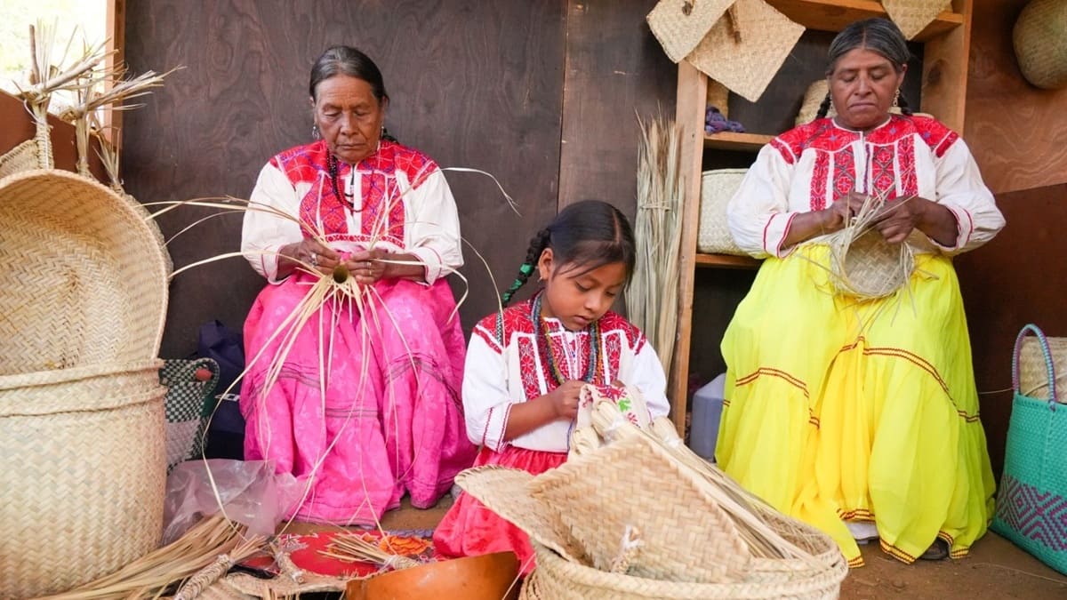 Artesanas de Oaxaca con sus trajes típicos
