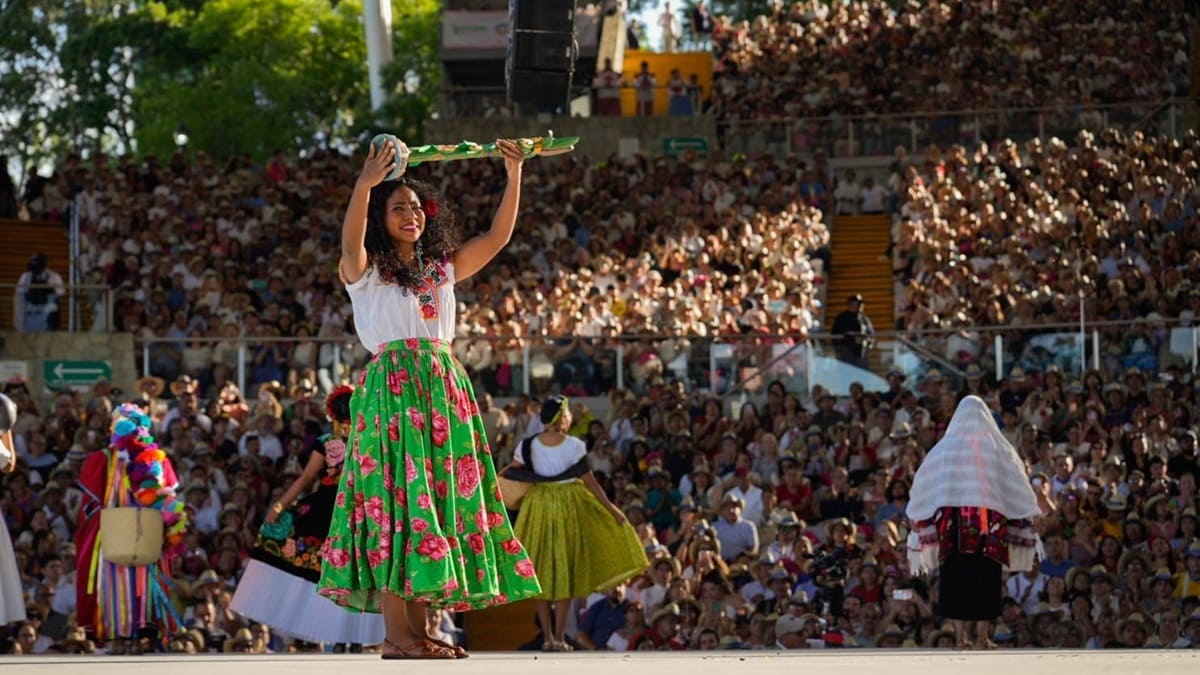 Guelaguetza 2026: sones, jarabes y pirotecnia iluminan el cielo de Oaxaca Guelaguetza 2026: sones, jarabes y pirotecnia iluminan el cielo de Oaxaca