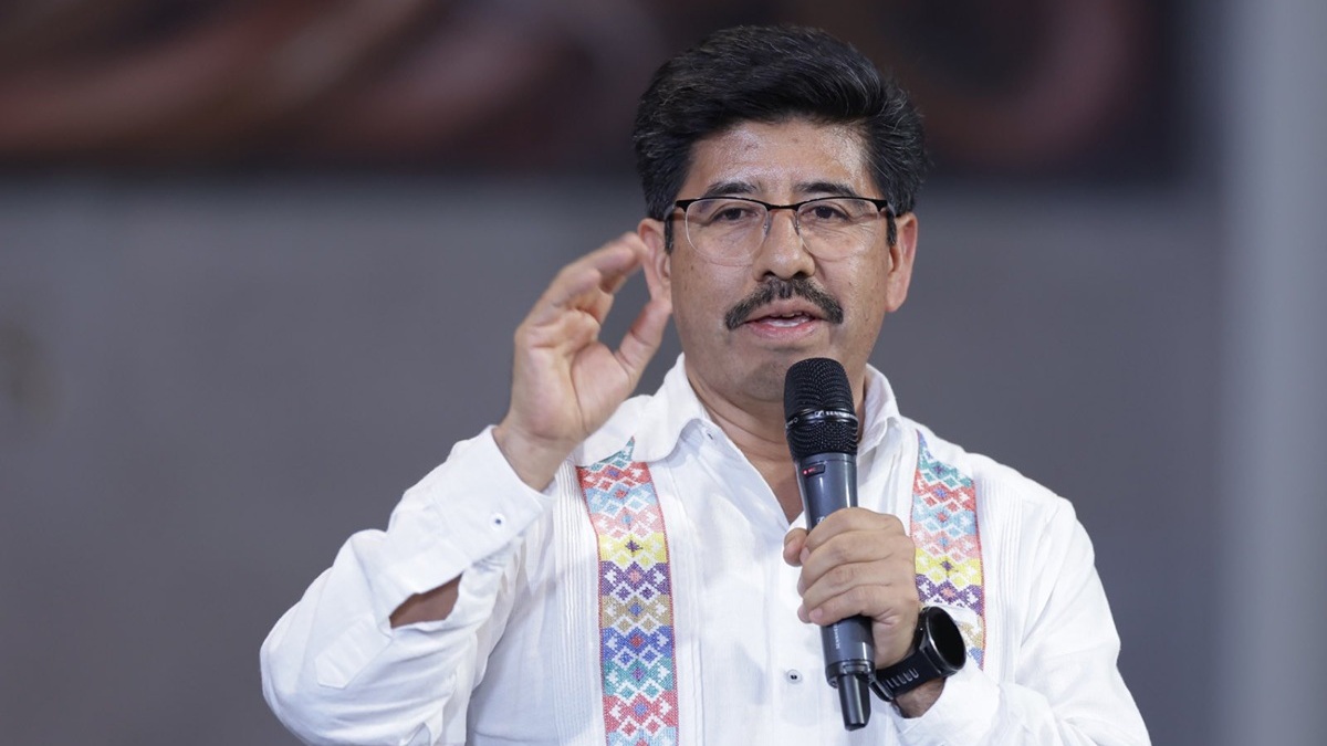 Hugo Aguilar, ministro presidente de la SCJN, hablando a través de un micrófono con camisa típica de Oaxaca