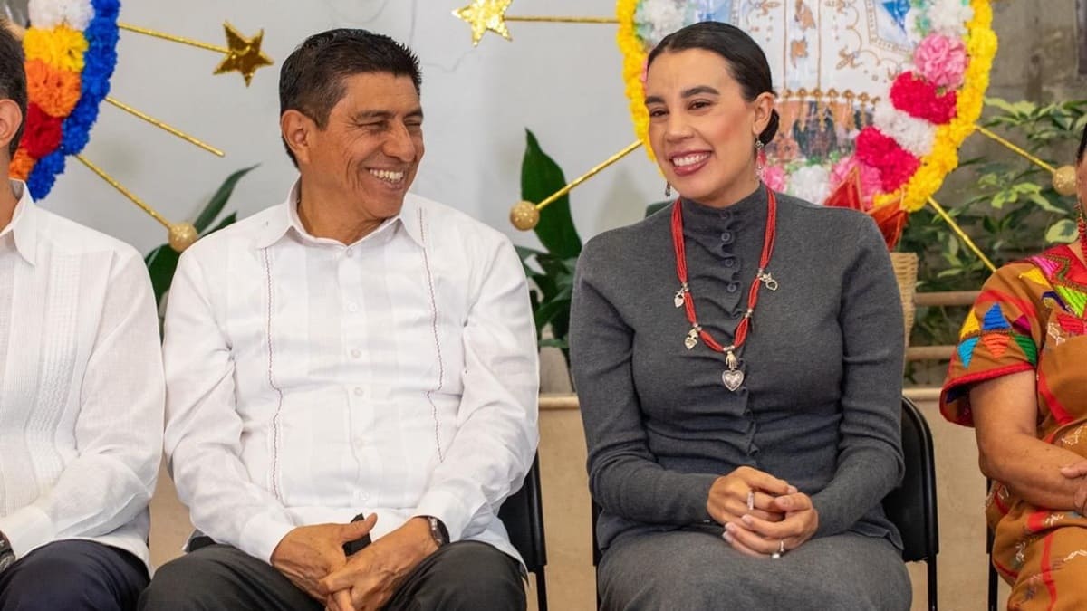 Danzante mujer durante la representación de las festividades de la Guelaguetza 2026