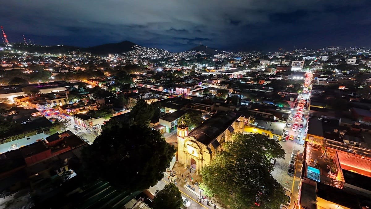 Imagen aérea de parte de la ciudad de Oaxaca, donde destaca el Templo de Jalatlaco